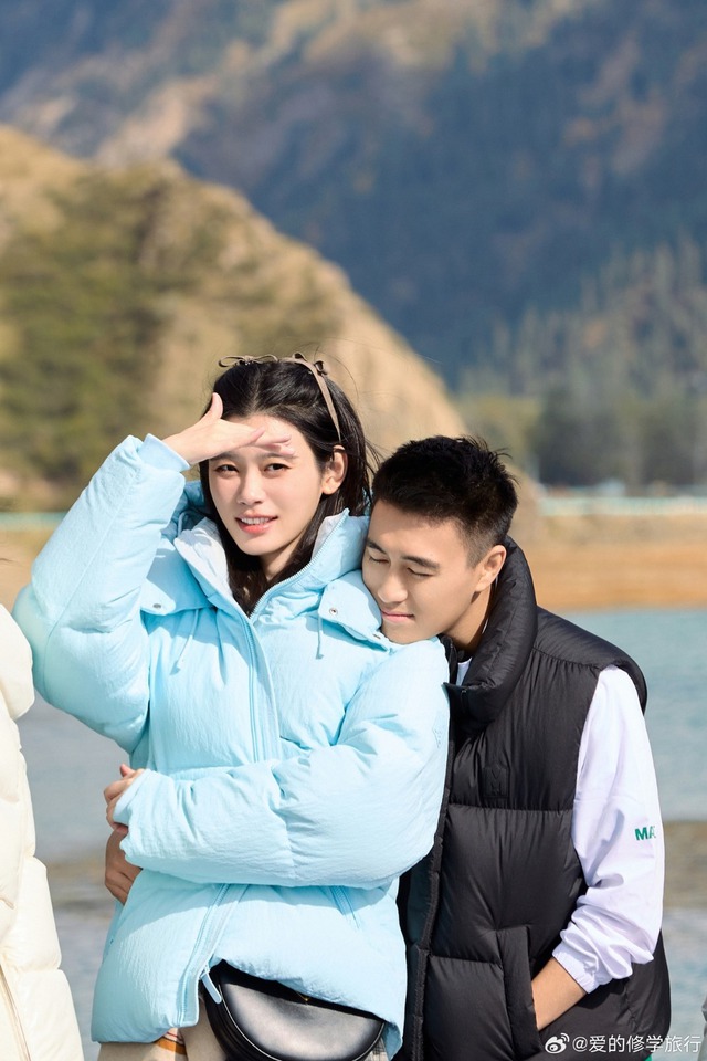 Siêu mẫu Victoria's Secret lộ diện bên thiếu gia trùm sòng bạc sau nghi vấn