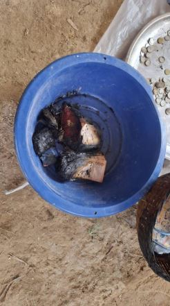 Cặp vợ chồng già sốc nặng khi gần 700 triệu đồng tiền mặt bị thiêu rụi- Ảnh 3. Cặp vợ chồng già sốc nặng khi gần 700 triệu đồng tiền mặt bị thiêu rụi- Ảnh 3.