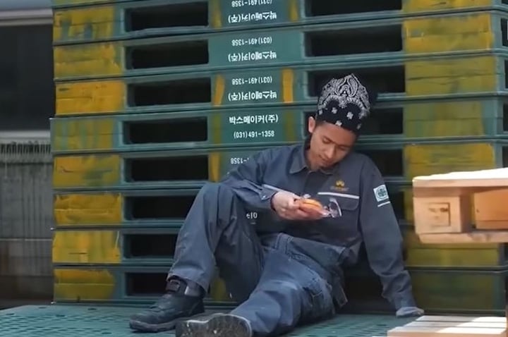 Rapper có ca khúc 1 tỷ view: 7 năm xuất khẩu lao động, dị tật do chất độc da cam- Ảnh 2. Rapper có ca khúc 1 tỷ view: 7 năm xuất khẩu lao động, dị tật do chất độc da cam- Ảnh 2.