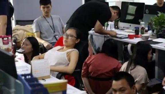 Trung Quốc: 450 cảnh sát đột kích 1 công ty công nghệ cao, tịch thu 1000 thiết bị điện tử, bắt gọn 400 đối tượng, hơn 155 tỷ đồng bị phong tỏa!- Ảnh 1.