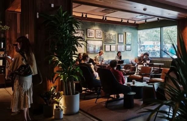 Chưa từng có trong lịch sử Starbucks: 200.000 nhân viên được tái cải tổ bài bản từ câu chào, 4 phút đã pha xong đồ uống, 95% đơn online giao đúng hẹn- Ảnh 1. Chưa từng có trong lịch sử Starbucks: 200.000 nhân viên được tái cải tổ bài bản từ câu chào, 4 phút đã pha xong đồ uống, 95% đơn online giao đúng hẹn- Ảnh 1.