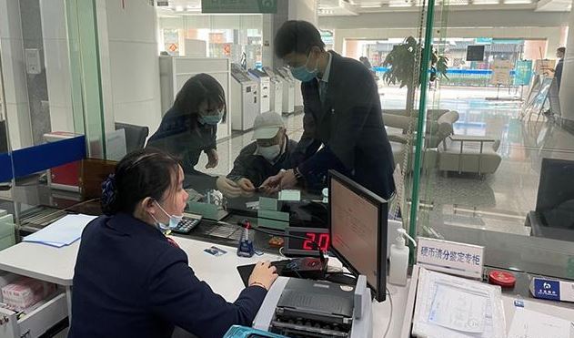 Người phụ nữ gửi tiết kiệm 4,3 tỷ đồng, 15 năm sau đến rút thì tài khoản 0 đồng, ngân hàng thông báo: Bà còn nợ 470 triệu đồng, cần thanh toán- Ảnh 2.