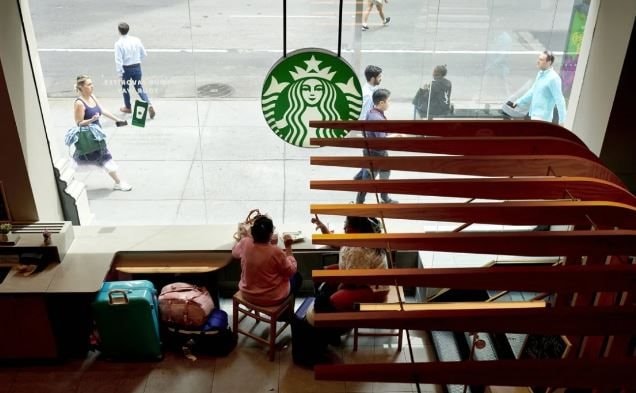 Chưa từng có trong lịch sử Starbucks: 200.000 nhân viên được tái cải tổ bài bản từ câu chào, 4 phút đã pha xong đồ uống, 95% đơn online giao đúng hẹn- Ảnh 2. Chưa từng có trong lịch sử Starbucks: 200.000 nhân viên được tái cải tổ bài bản từ câu chào, 4 phút đã pha xong đồ uống, 95% đơn online giao đúng hẹn- Ảnh 2.