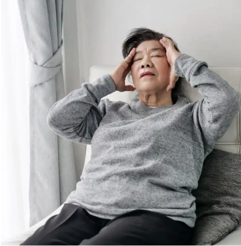 Lương hưu 30 triệu đồng, bà lão U60 ăn chơi hưởng thụ suốt 10 năm, gặp lại bạn cũ mới hối hận: