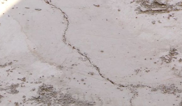 Chi 10 tỷ mua nhà cho con gái, nữ chủ nhà bàng hoàng phát hiện cột chịu lực rỗng: Chủ đầu tư kiên quyết