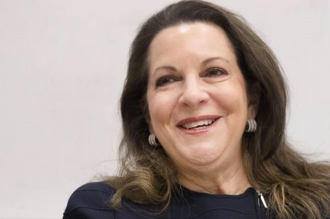 Không được thăng chức, người phụ nữ vay 2,3 tỷ USD mua lại công ty, sa thải sếp cũ- Ảnh 1.