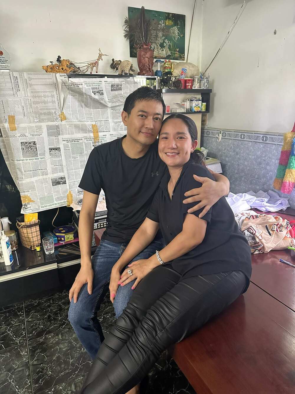 Nữ nghệ sĩ bần thần, vừa đi vừa khóc nức nở sau lễ hoả táng của diễn viên Quý Bình- Ảnh 2. Nữ nghệ sĩ bần thần, vừa đi vừa khóc nức nở sau lễ hoả táng của diễn viên Quý Bình- Ảnh 2.