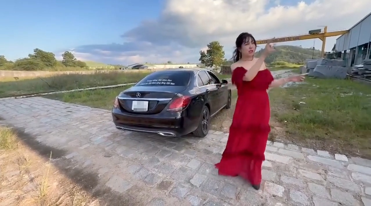 Nữ nghệ sĩ là mẹ đơn thân được đại gia yêu say đắm, đưa về ra mắt gia đình, thăm nhà máy 3 hécta- Ảnh 4.