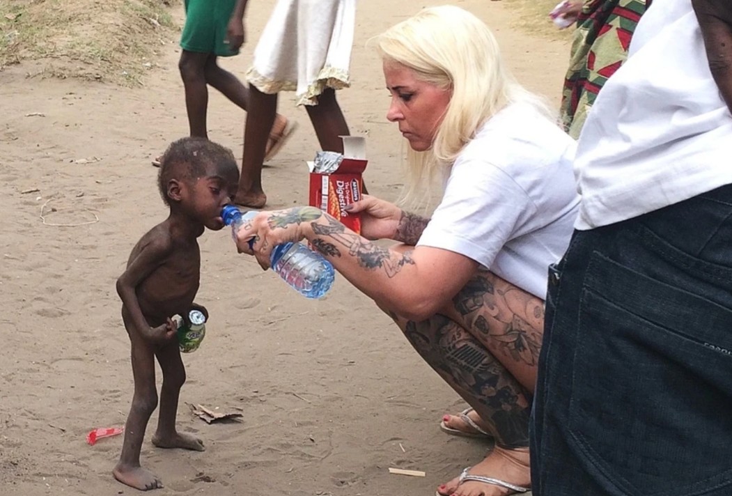 Bức ảnh chụp cậu bé 2 tuổi nặng 3kg bị bỏ rơi trên đường từng gây chấn động thế giới giờ ra sao?- Ảnh 1.