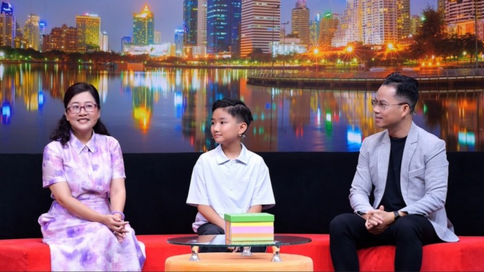 Chị Phương Thảo và Tiến sĩ tâm lý Bùi Hồng Quân lắng nghe tâm sự của Triết.