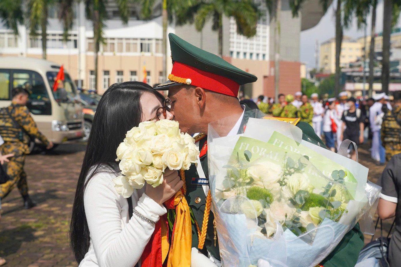 cau-hon-chien-si-1-1756781614-795-width1390height926 Những màn cầu hôn đặc biệt của chiến sĩ tại Lễ diễu binh 2/9 - 2