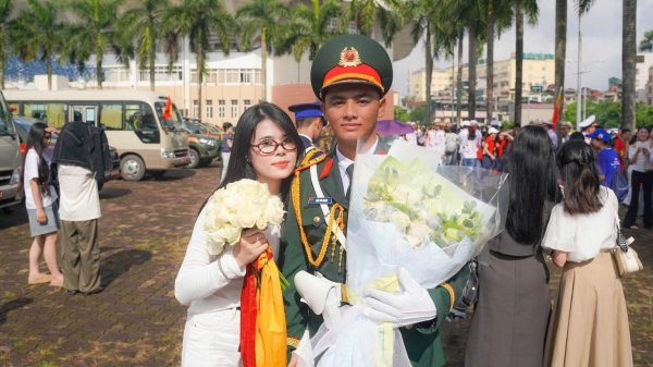 Những màn cầu hôn đặc biệt của chiến sĩ tại Lễ diễu binh 2/9 cau hon chien si 2 1756781614 989 width1390height926