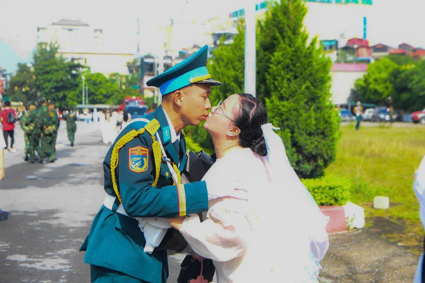 cau-hon-chien-si-4-1756781631-829-width1390height927 Nụ hôn ngọt ngào, minh chứng cho tình cảm của đôi trẻ khiến nhiều người ngưỡng mộ.