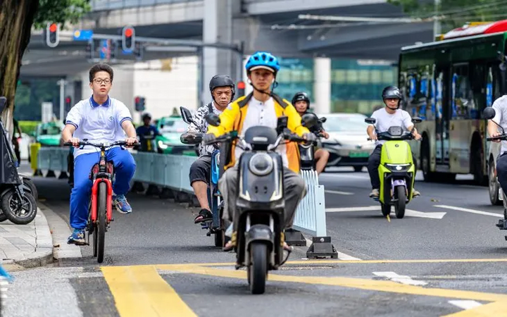 Xe điện dần thay thế xe xăng, người Trung Quốc thích nghi thế nào?- Ảnh 1.