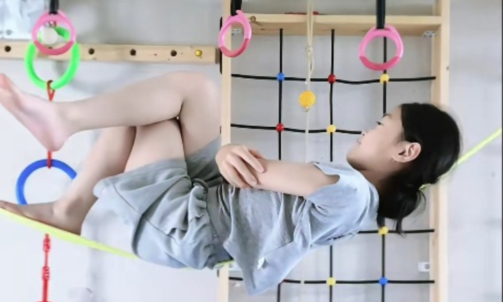 Cô bé 9 tuổi nằm trên dây đọc sách gây sốt mạng xã hội Trung Quốc- Ảnh 1.