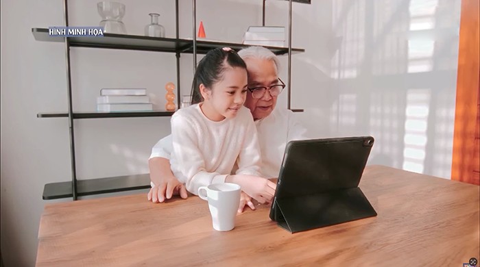 Giữ liên lạc không phải là sự ràng buộc, mà là cách giúp con người xích lại gần nhau hơn. (Ảnh minh họa)