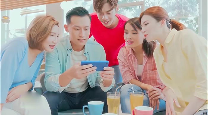 Giữ liên lạc không phải là sự ràng buộc, mà là cách giúp con người xích lại gần nhau hơn. (Ảnh minh họa)