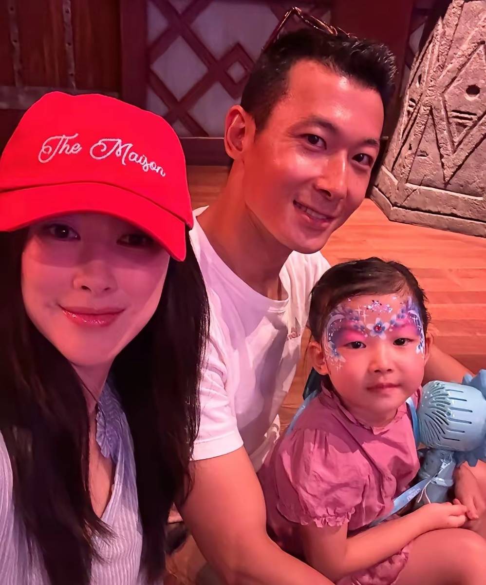 Con gái Chu Châu lộ diện với vẻ đáng yêu khó cưỡng, mẹ trẻ trung hết nấc- Ảnh 1.