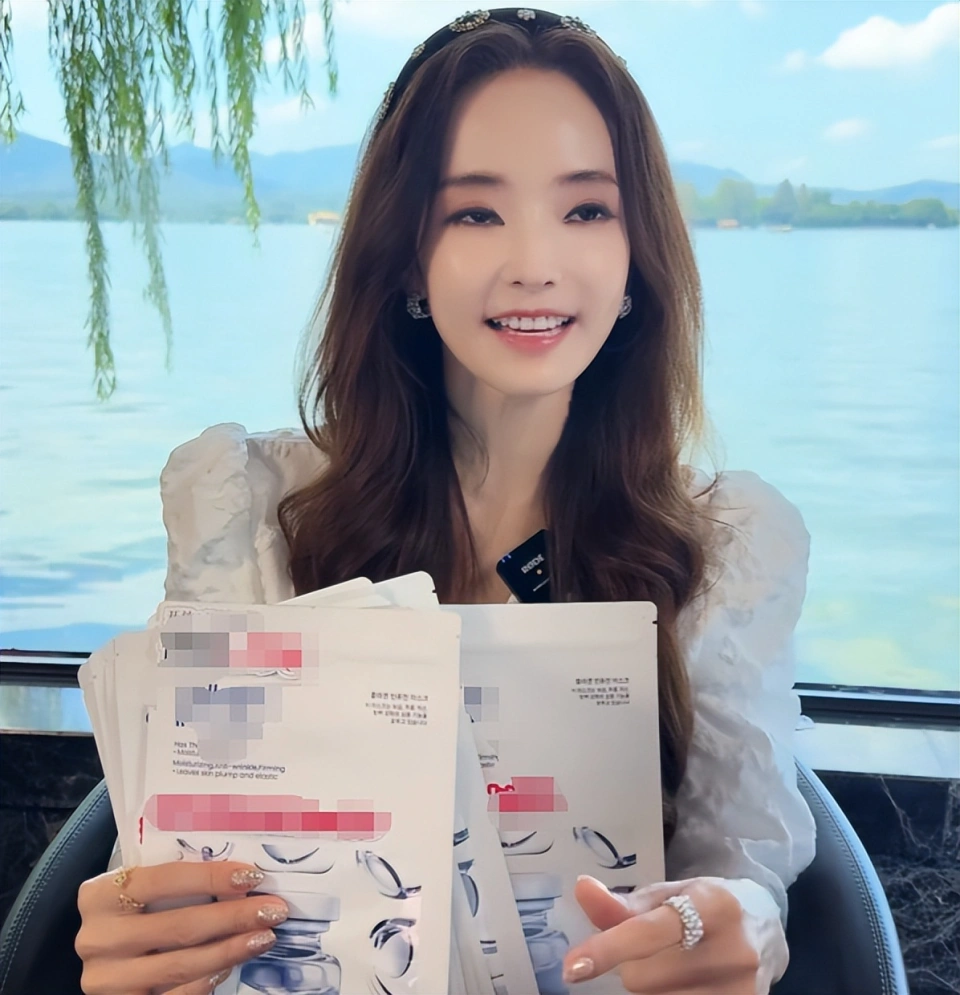 Mỹ nhân đẹp nhất Vườn Sao Băng làm sao thế này: Mặt mũi đơ như tượng, mắt lờ đờ, miệng cũng không mở nổi!- Ảnh 2. Mỹ nhân đẹp nhất Vườn Sao Băng làm sao thế này: Mặt mũi đơ như tượng, mắt lờ đờ, miệng cũng không mở nổi!- Ảnh 2.