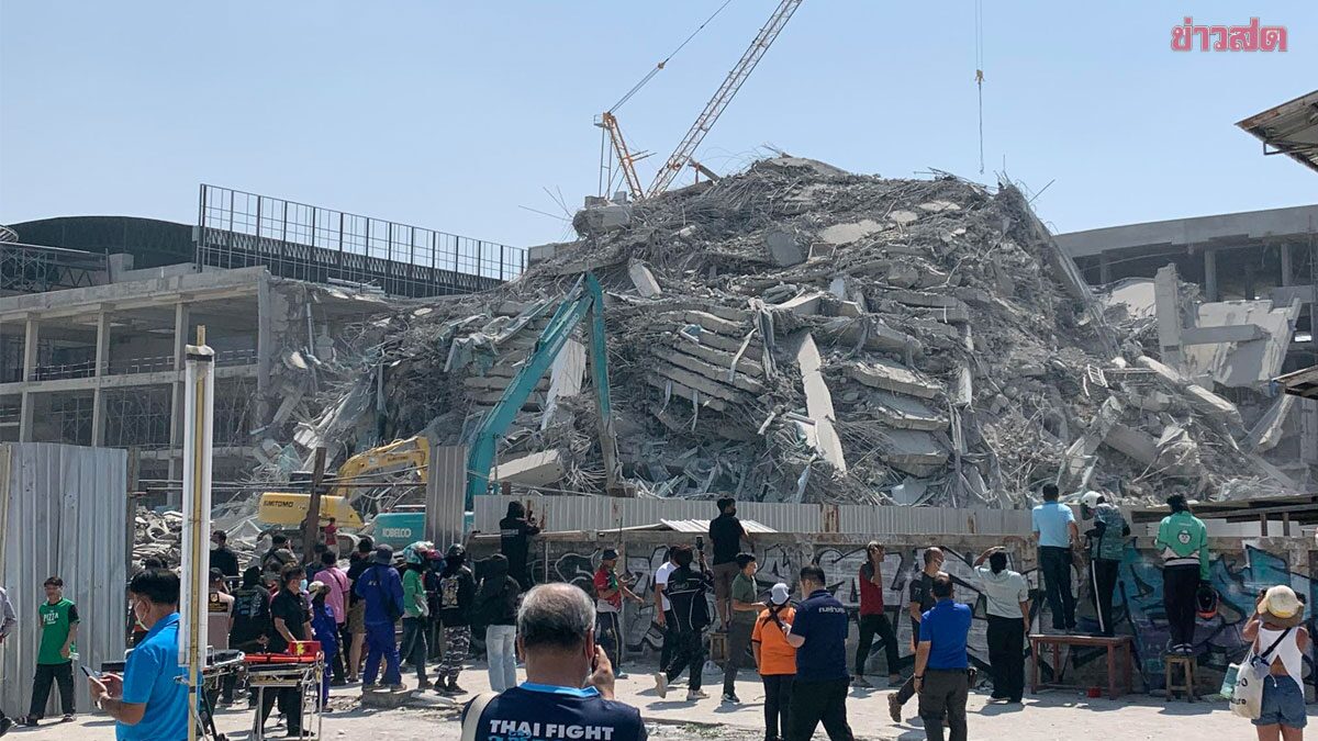 Nhói lòng clip 14 giây ghi cảnh công nhân nhô đầu đầy đau đớn, cố gắng cầu cứu giữa đống đổ nát sau động đất tại Thái Lan- Ảnh 2.