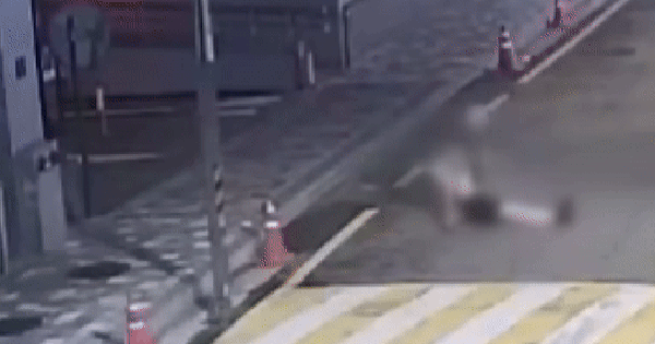 Thời sự công bố clip Chủ tịch showbiz xâm hại tình dục cô gái say rượu đến mù mắt, còn vứt nạn nhân bên đường 26 Thời sự công bố clip Chủ tịch showbiz xâm hại tình dục cô gái say rượu đến mù mắt, còn vứt nạn nhân bên đường ce1 1763790505810398652947 30 0 295 506 crop 17637905404371265946563gifpng