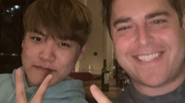 CEO T1 phải đích thân giúp Gumayusi trở lại khiến nhiều fan nghi ngờ lục đục nội bộ 28 CEO T1 phải đích thân giúp Gumayusi trở lại khiến nhiều fan nghi ngờ lục đục nội bộ ceo joe gumayusi smash 1jpg