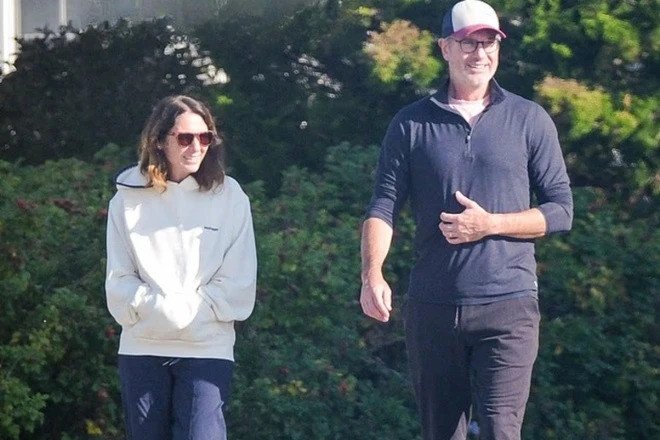 2 vợ chồng cựu CEO xuất hiện vui vẻ bên nhau. Ảnh: Daily Mail