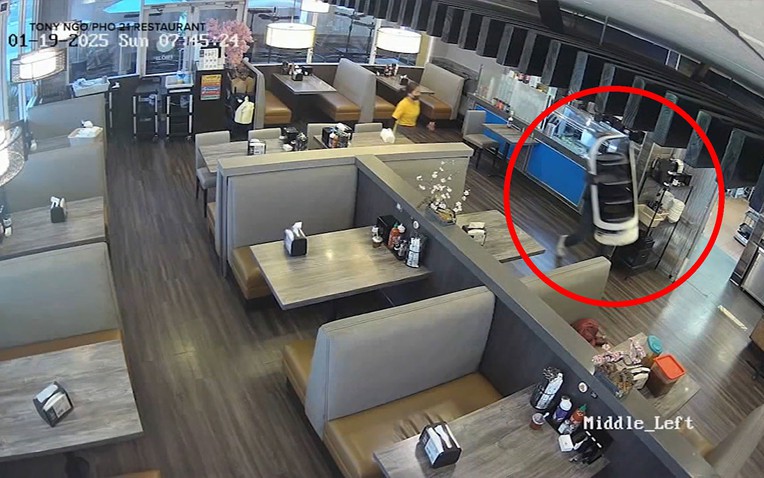 Robot ở hàng phở Việt trị giá 18.000 USD bất ngờ bị 'bắt cóc' ngay trước giờ mở cửa- Ảnh 1. Robot ở hàng phở Việt trị giá 18.000 USD bất ngờ bị 'bắt cóc' ngay trước giờ mở cửa- Ảnh 1.