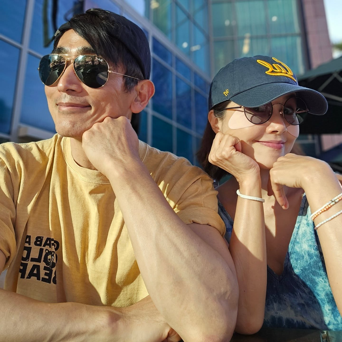 Khoe ảnh kỷ niệm 30 năm ngày cưới, nam thần U60 gây sốc với body như trai trẻ- Ảnh 1. Khoe ảnh kỷ niệm 30 năm ngày cưới, nam thần U60 gây sốc với body như trai trẻ- Ảnh 1.