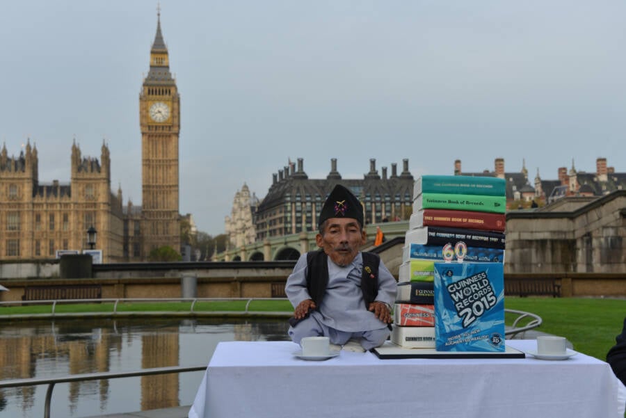 Cuộc sống khó tin của người đàn ông thấp nhất thế giới, chỉ cao 54,5cm- Ảnh 3. Cuộc sống khó tin của người đàn ông thấp nhất thế giới, chỉ cao 54,5cm- Ảnh 3.