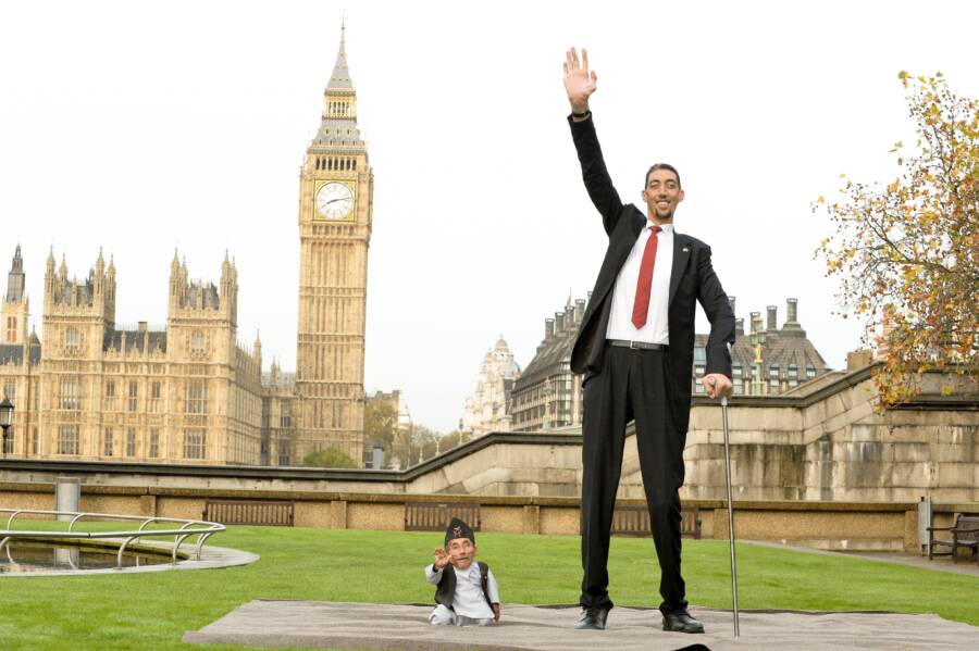 Cuộc sống khó tin của người đàn ông thấp nhất thế giới, chỉ cao 54,5cm- Ảnh 5. Cuộc sống khó tin của người đàn ông thấp nhất thế giới, chỉ cao 54,5cm- Ảnh 5.