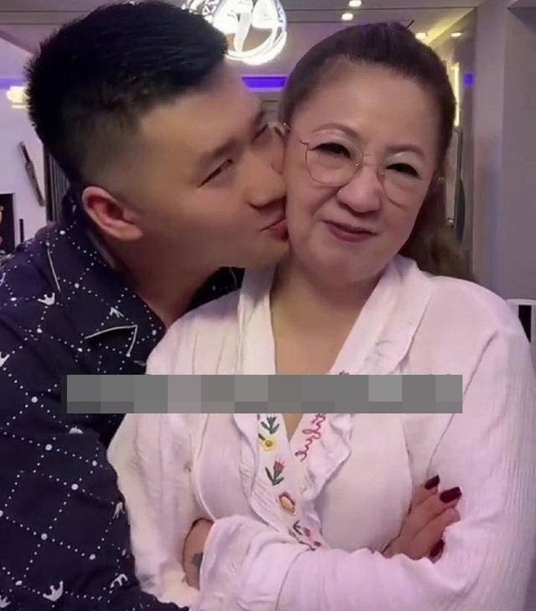 Chàng trai 28 tuổi cưới vợ 50 tuổi,