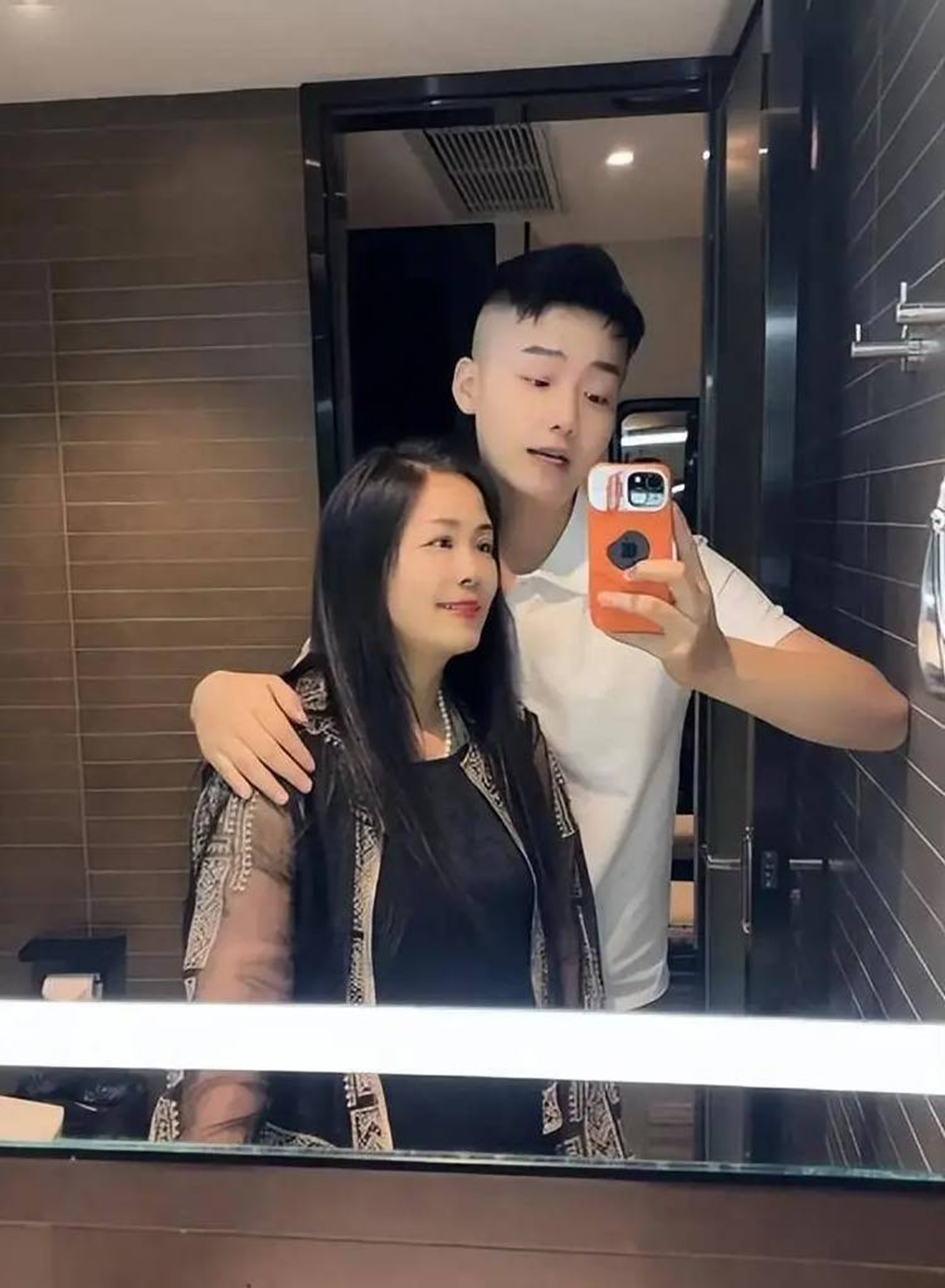 Chàng trai 20 tuổi lấy vợ già bằng tuổi mẹ mình, sau đám cưới cái kết thật Chàng trai 20 tuổi lấy vợ già bằng tuổi mẹ mình, sau đám cưới cái kết thật