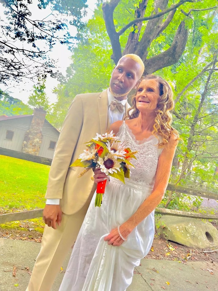 Chàng trai 28 tuổi cưới bà lão 65 tuổi, cuộc sống hiện tại gây ngỡ ngàng- Ảnh 3. Chàng trai 28 tuổi cưới bà lão 65 tuổi, cuộc sống hiện tại gây ngỡ ngàng- Ảnh 3.