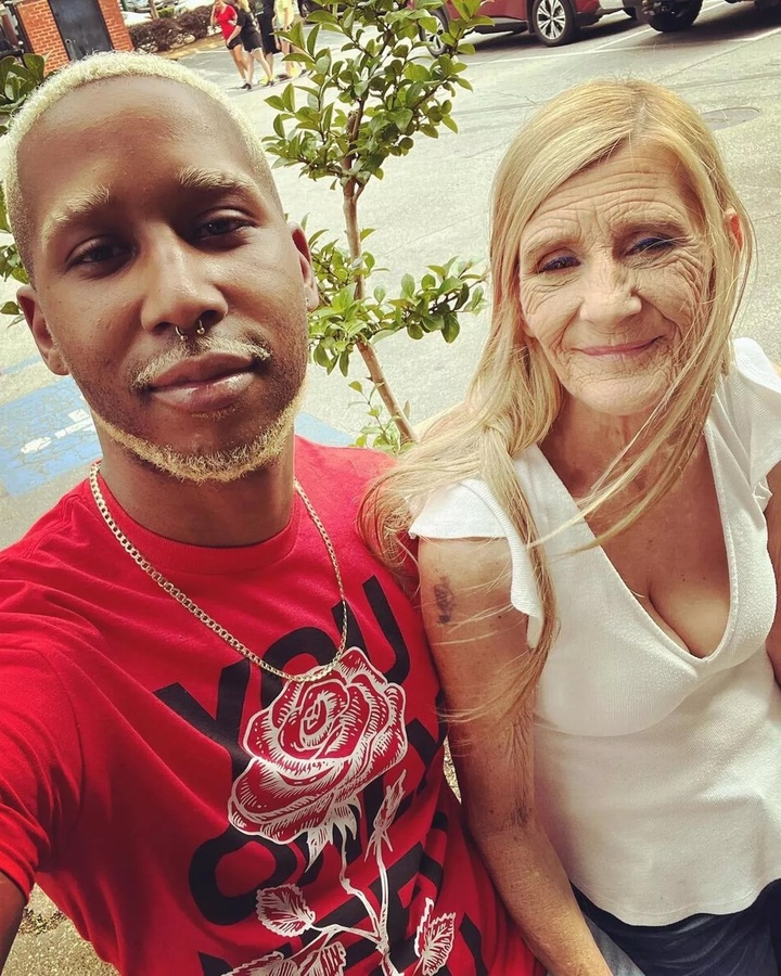 Chàng trai 28 tuổi cưới bà lão 65 tuổi, cuộc sống hiện tại gây ngỡ ngàng- Ảnh 1. Chàng trai 28 tuổi cưới bà lão 65 tuổi, cuộc sống hiện tại gây ngỡ ngàng- Ảnh 1.