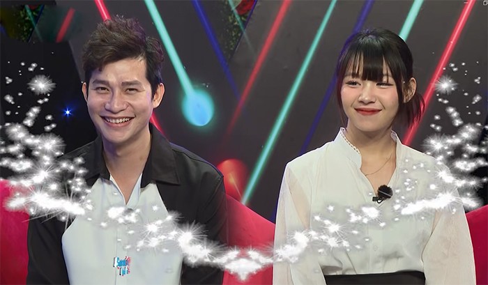 chang-trai-bi-nghi-ngo-gioi-tinh-chi-vi-tam-cho-ban-gai-ma-khong-lam-gi-tam-cho-ban-gai-2-1746366314-868-width700height409 Chàng trai bị nghi ngờ giới tính chỉ vì tắm cho bạn gái nhưng