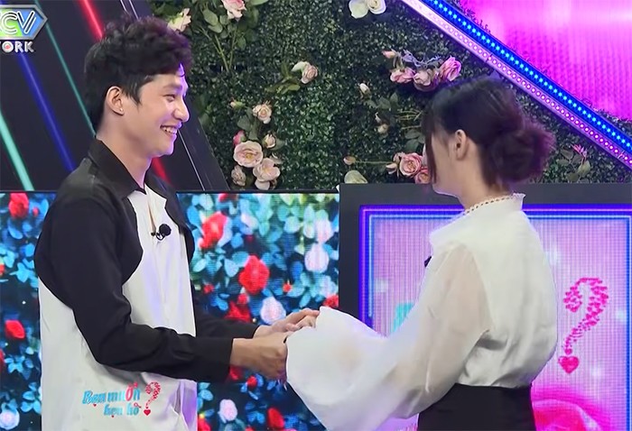 chang-trai-bi-nghi-ngo-gioi-tinh-chi-vi-tam-cho-ban-gai-ma-khong-lam-gi-tam-cho-ban-gai-7-1746367003-816-width700height478 Chàng trai bị nghi ngờ giới tính chỉ vì tắm cho bạn gái nhưng