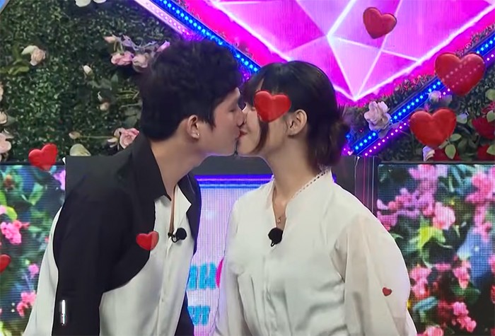 chang-trai-bi-nghi-ngo-gioi-tinh-chi-vi-tam-cho-ban-gai-ma-khong-lam-gi-tam-cho-ban-gai-8-1746367066-966-width700height475 Chàng trai bị nghi ngờ giới tính chỉ vì tắm cho bạn gái nhưng