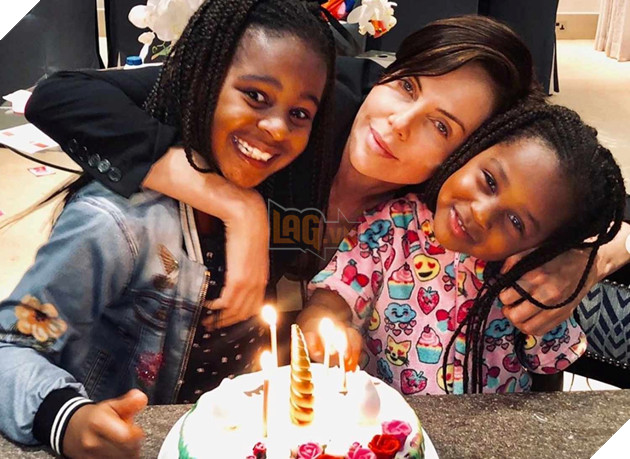 Charlize Theron bên cạnh các con của mình