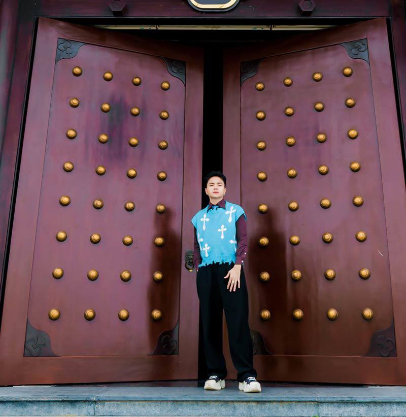 chau-1-1764147296-436-width800height823 Ở trong phim hay ngoài đời, Đức Châu cũng là một người thích sáng tạo với thời trang.