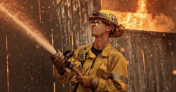 Câu chuyện xúc động người cha ở lại cạnh con trai bại não trong cháy rừng ở California chau chay 1 1 16532076 17367704854911881653461 27 61 405 666 crop 1736770492067355283237jpg