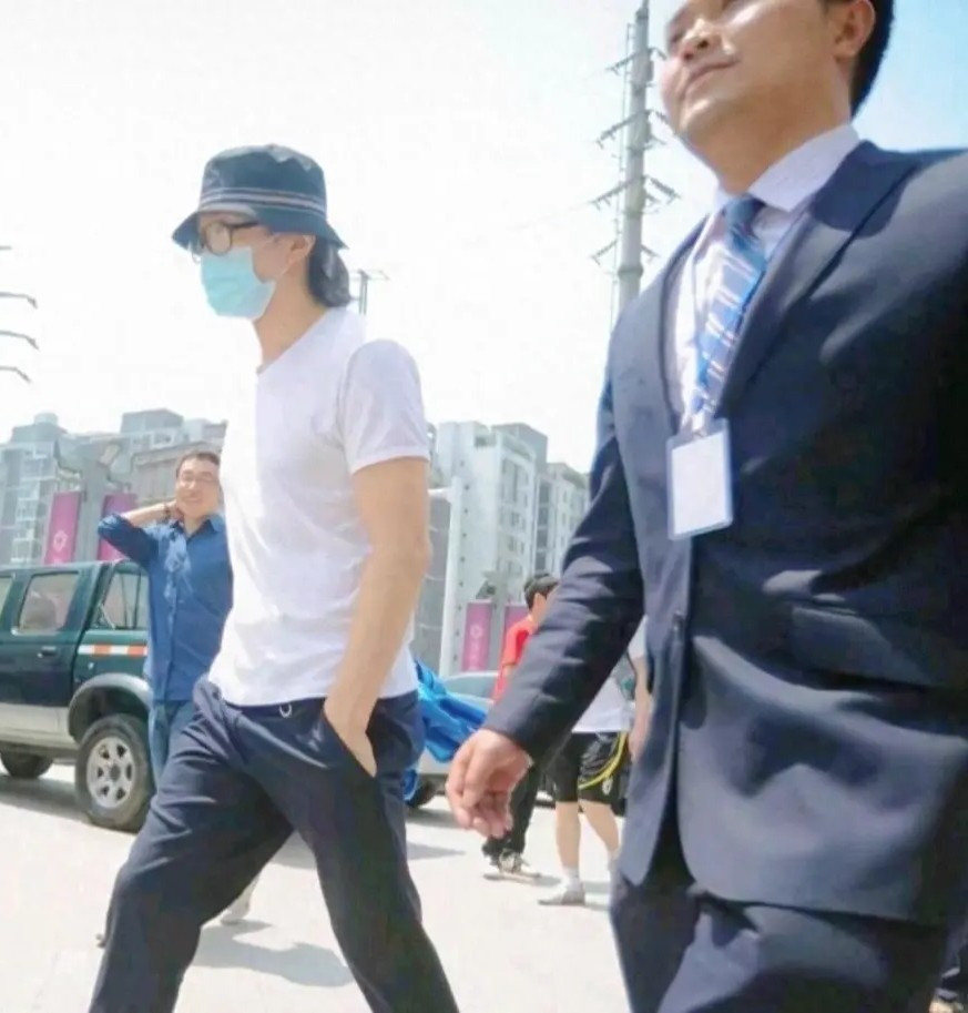 Cuộc sống 3 năm mặc một chiếc áo của Châu Tinh Trì- Ảnh 2.