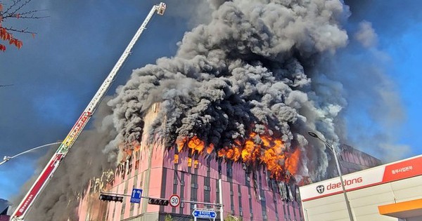 Ngọn lửa khổng lồ nuốt chửng kho hàng thời trang Hàn Quốc chay 1 18064048 17632134016401506983303 0 26 405 674 crop 1763213405705828940711jpg