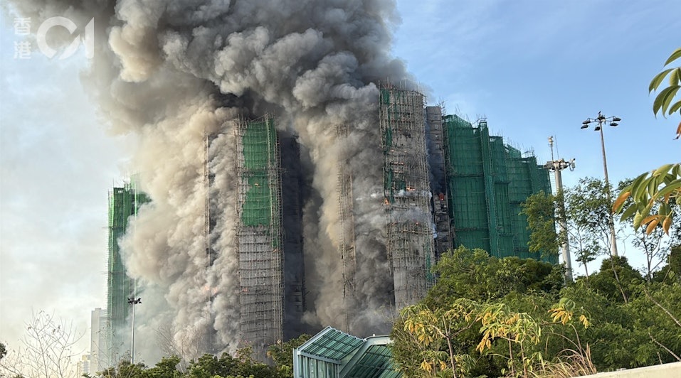 Cháy chung cư Hồng Kông: 15 giờ địa ngục và nỗi buồn người sống sót- Ảnh 2.