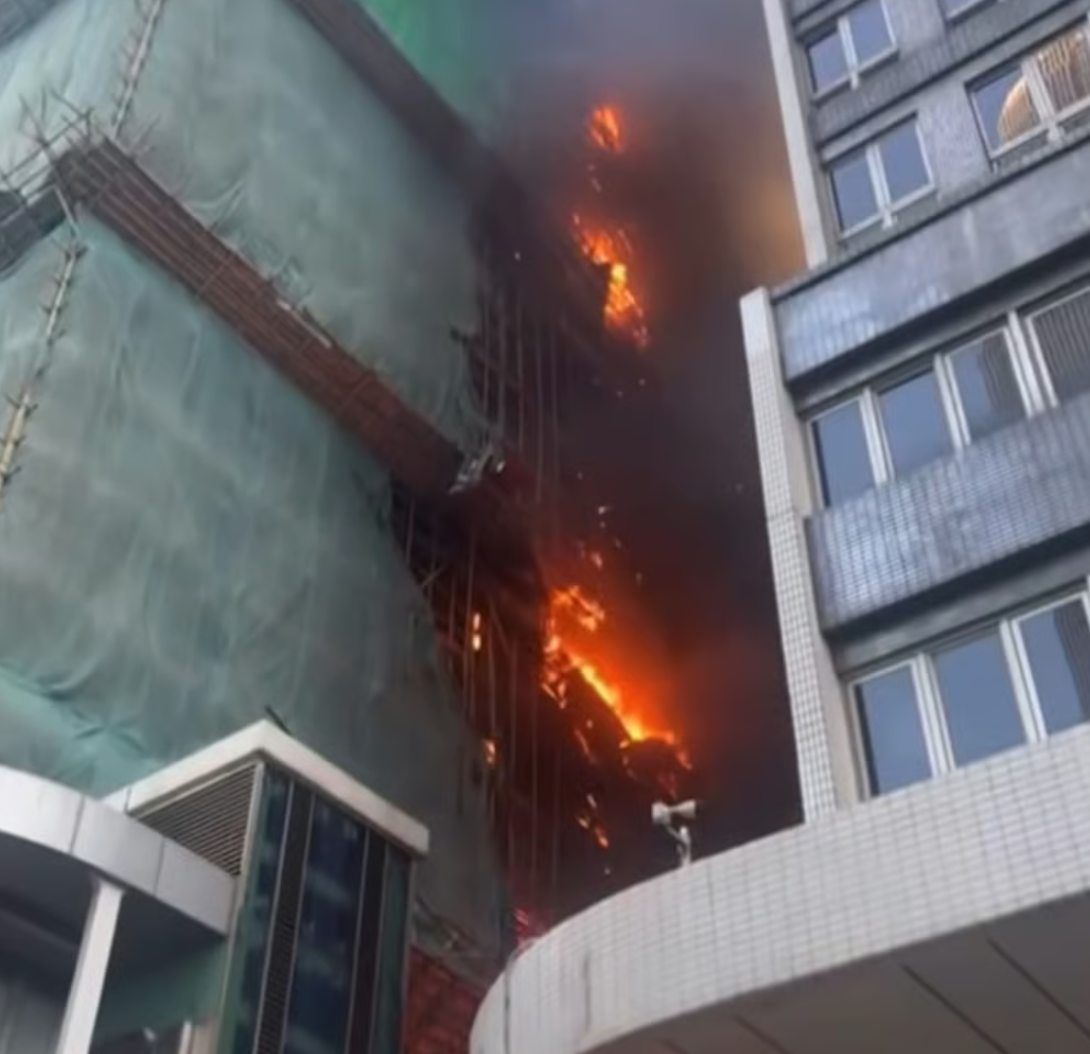 Cháy lớn tại tòa tháp thương mại giữa trung tâm Hong Kong (Trung Quốc)- Ảnh 3.