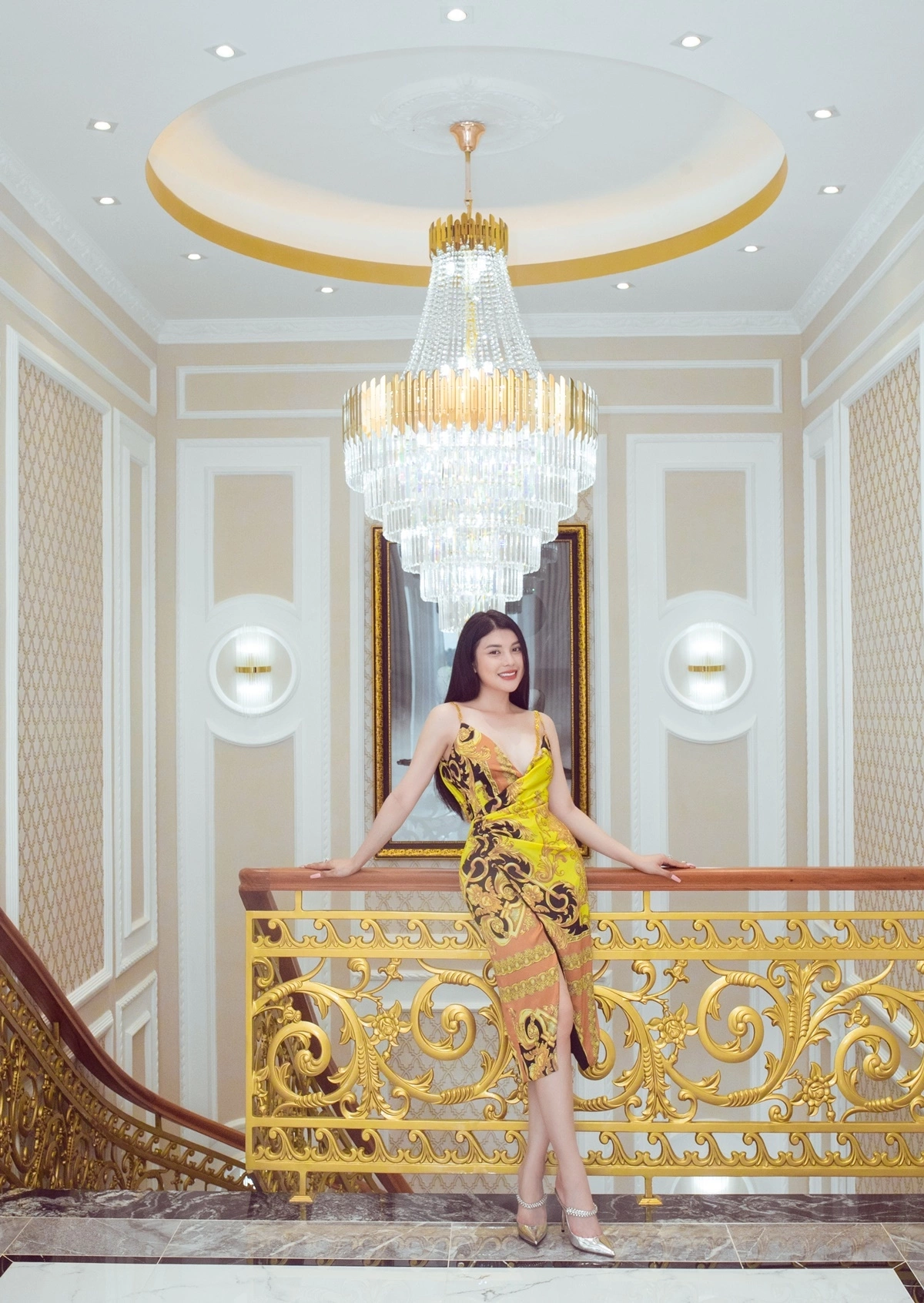 Nhan sắc nóng bỏng của nữ ca sĩ bị cha ruột bỏ rơi: 30 tuổi ở biệt thự 2.200 m2 giá 70 tỷ, đi Maybach- Ảnh 11.