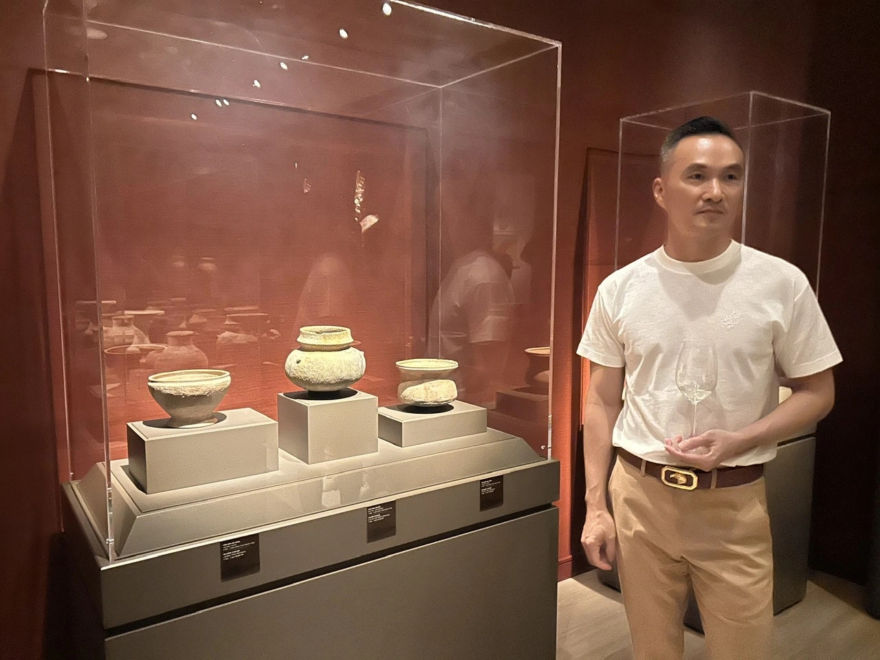 Nam nghệ sĩ đình đám rời showbiz Việt, giờ là đại gia, giám đốc bảo tàng, sống giàu sang bên vợ 3- Ảnh 3.