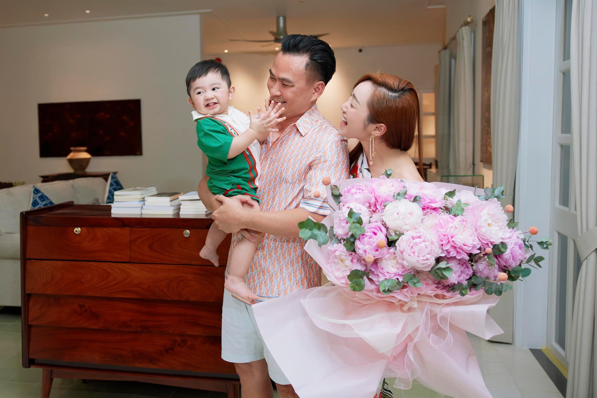 Sao nam Vbiz 12 giờ đêm vẫn gọi vợ ra làm 1 việc, soi clip cận cảnh mới gây bất ngờ- Ảnh 8. Sao nam Vbiz 12 giờ đêm vẫn gọi vợ ra làm 1 việc, soi clip cận cảnh mới gây bất ngờ- Ảnh 8.