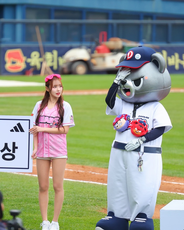 Đôi chân dài thẳng tắp của hot girl Đôi chân dài thẳng tắp của hot girl