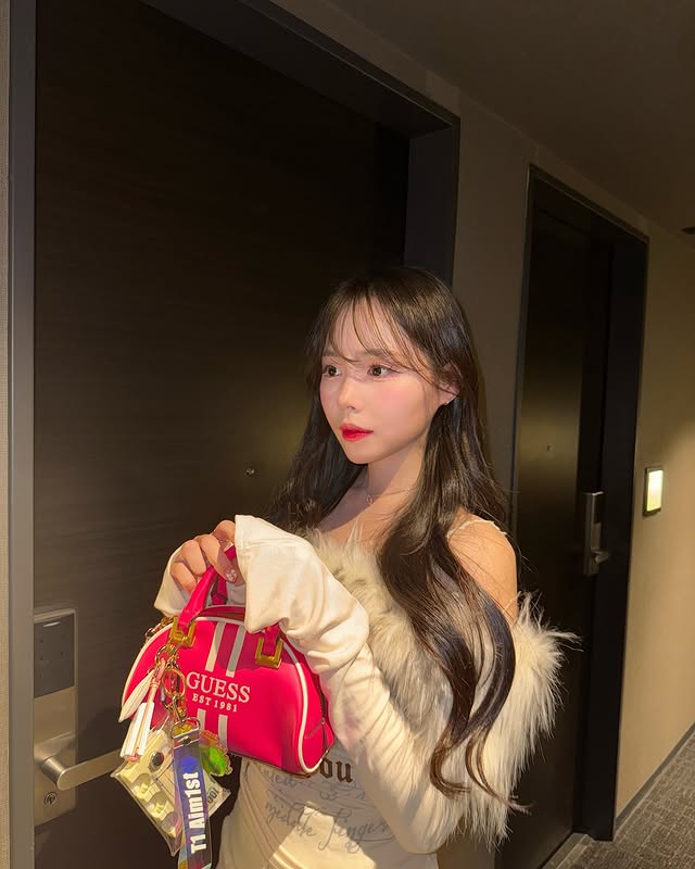 Hot girl thường cập nhật hình ảnh khi làm việc cũng như cuộc sống đời thường